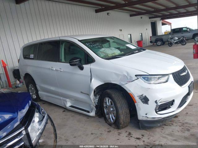  Salvage Chrysler Pacifica