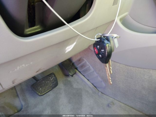 Toyota Camry Le Image 6