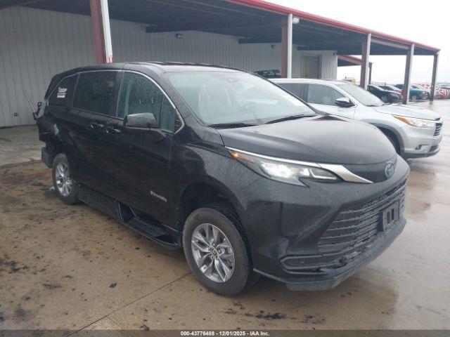  Salvage Toyota Sienna