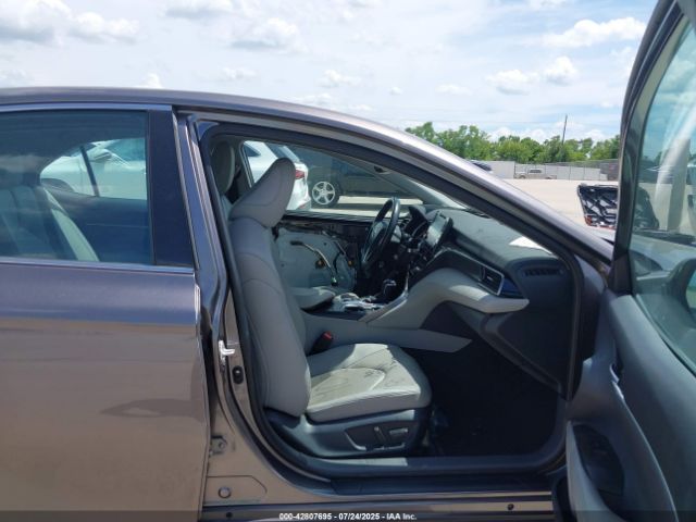 Toyota Camry Xle Image 16