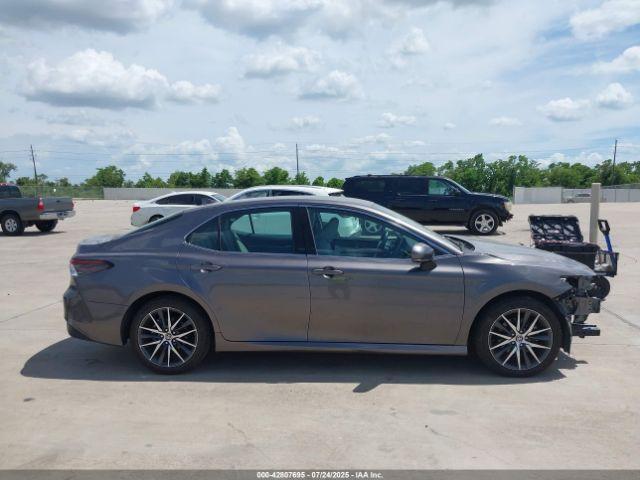 Toyota Camry Xle Image 11