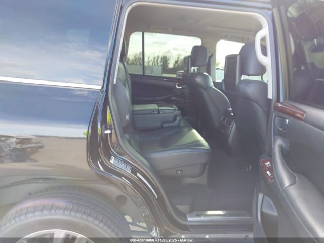 Lexus LX 570 Image 15