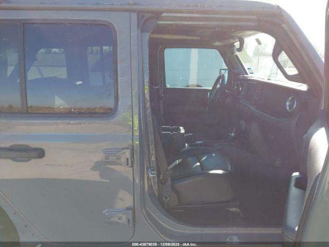 Jeep Wrangler Sahara 4x4 Image 9