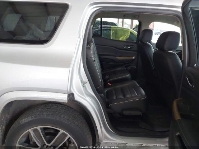 GMC Acadia Denali Image 12