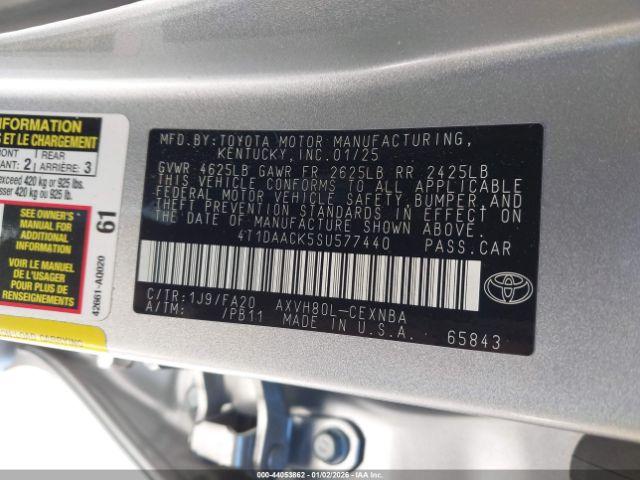 Toyota Camry Le Image 6