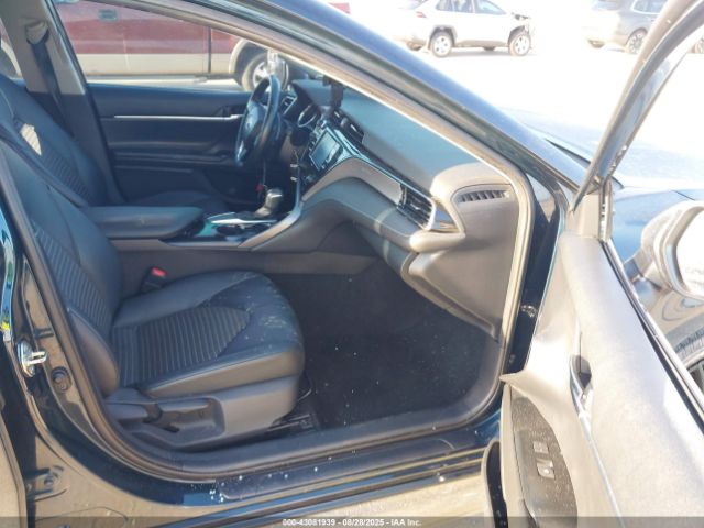 Toyota Camry Se Image 8