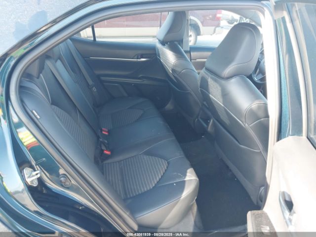 Toyota Camry Se Image 11