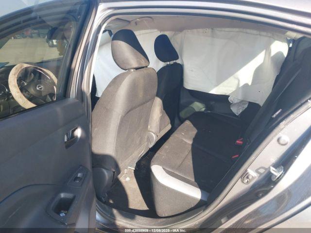 Nissan Versa 1.6 S Image 13