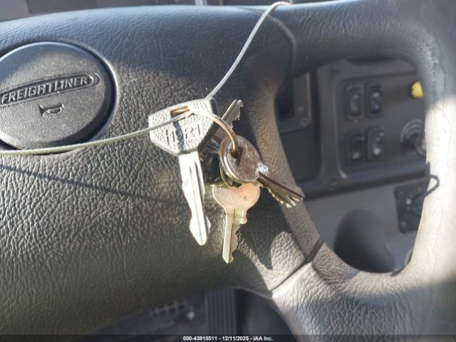 Freightliner M2 106 Image 12